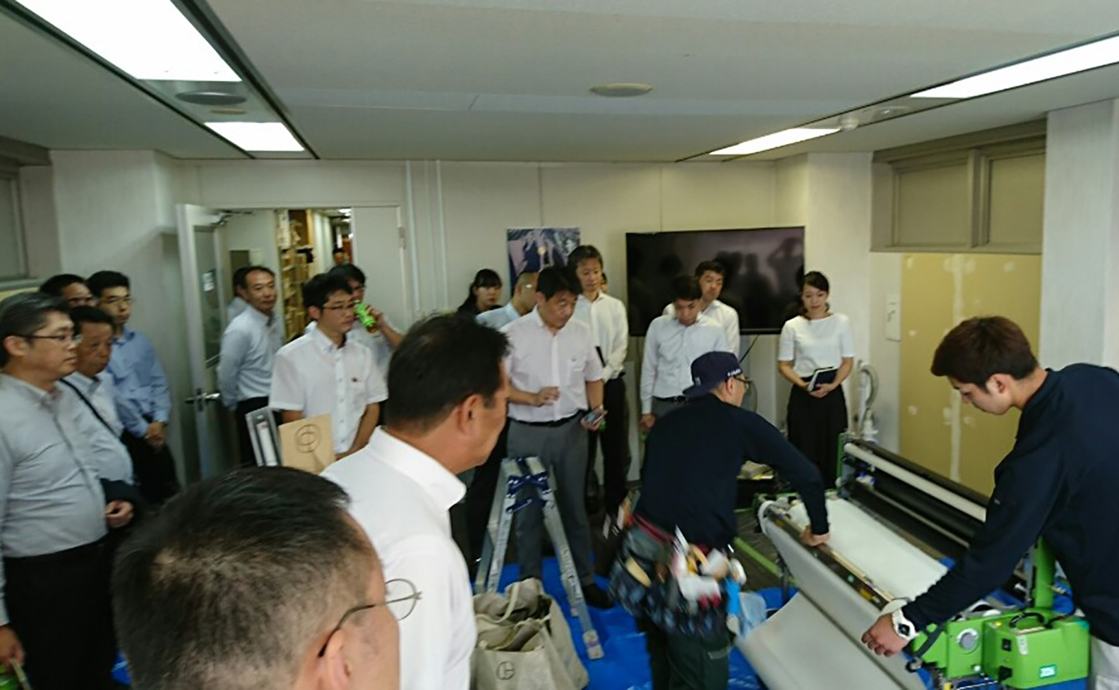 壁装研究会　「不織布壁紙専用糊 施工試験」開催